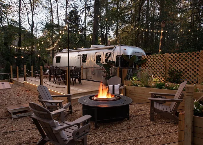 Cozy Lakefront Airstream - Private Deck And Firepit - Sleeps 6