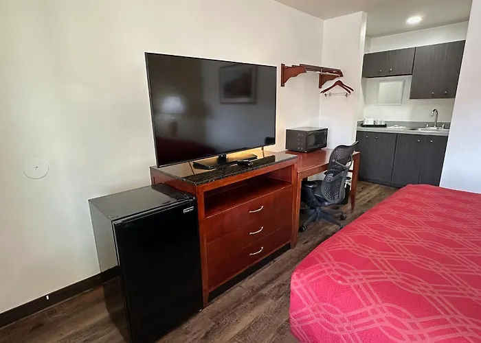 Desert Sands Inn & Suites