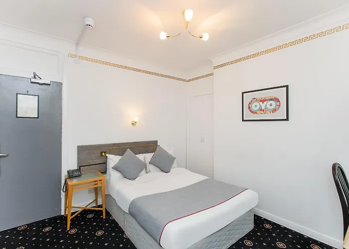 Oyo Stade Court Hotel