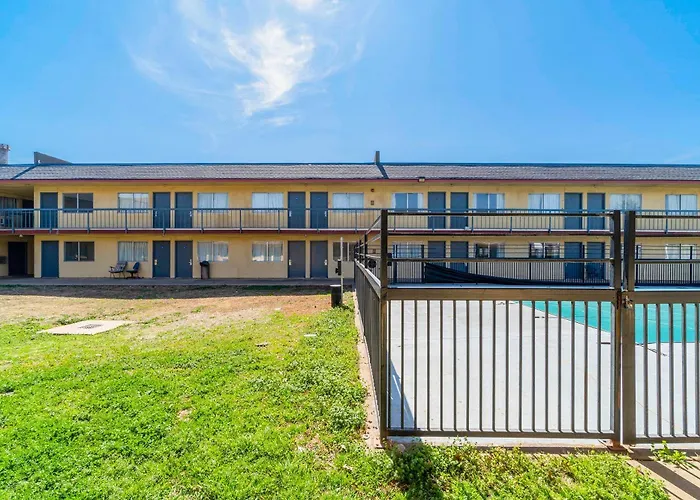 Castle Inn & Suites By Oyo Chickasha