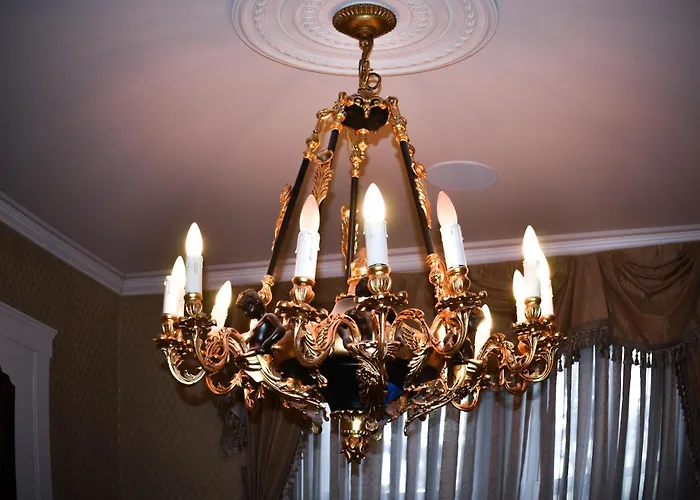 Chateau Connellsville Victorian Era Suite