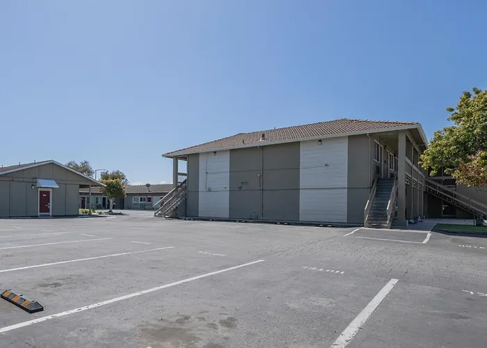 Coastal Valley Inn