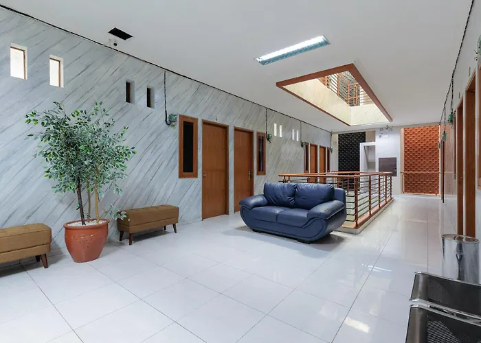 Urbanview Syariah Hotel Tiga Er Near Karawang Central Plaza