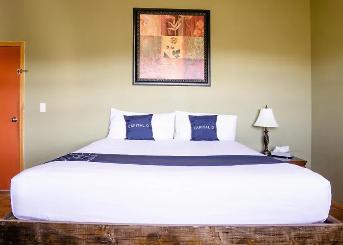 Capital O Hotel Villa Azura