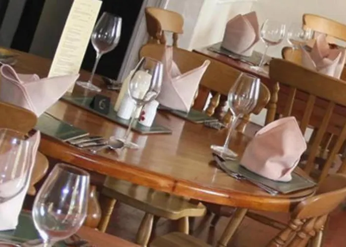 Oyo Rose & Crown Hotel
