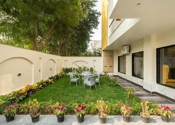 Lime Tree Hotel & One Bed Room Serviced Apartment Nearby Noida Sector 50 Metro & Medanta Hospital With Party Venue