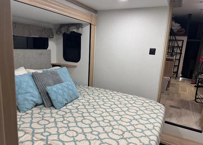 Spacious Four Room Glamping Rv With Tiki Bar Including Golf Cart