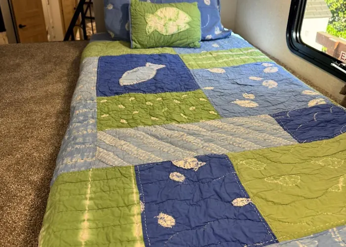 Spacious Four Room Glamping Rv With Tiki Bar Including Golf Cart