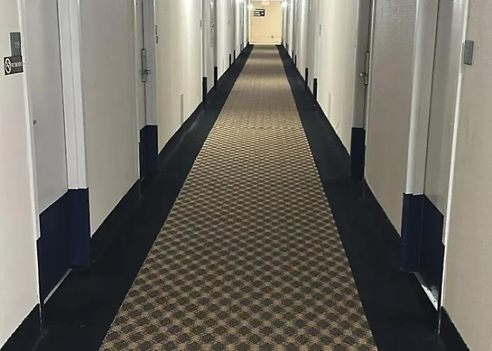 Napoleon Inn And Suites