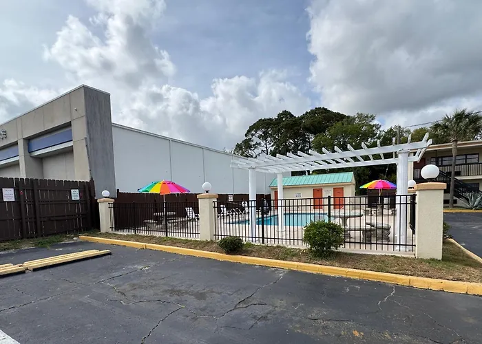 Hole Inn The Wall Hotel - Fort Walton Beach - Sunset Plaza - Nearby Beaches & Hurlburt