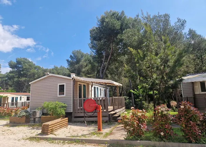 Camping Aux Portes De Cassis - Hotellerie De Plein Air