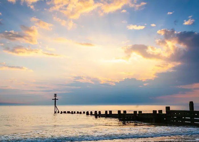 Seaside Sunset Hut, Sandy & Quiet Norfolk Beach