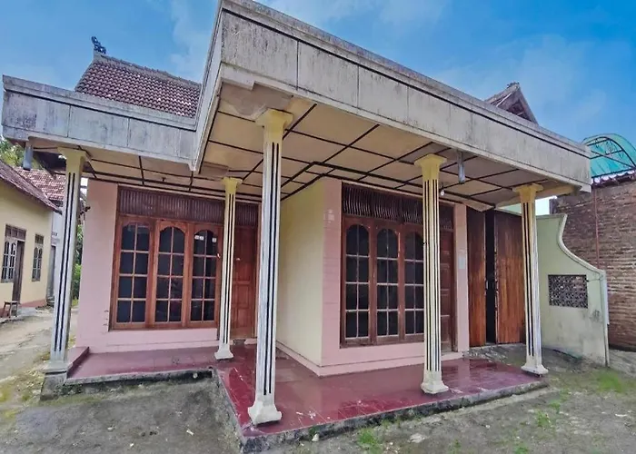 Oyo Life 93662 Kost Pak Budi