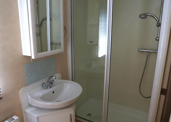 Cozy Caravan In Quiet Area Near Beach - Caravan Brook