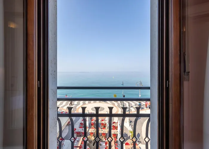La Vista Postcard Hotel