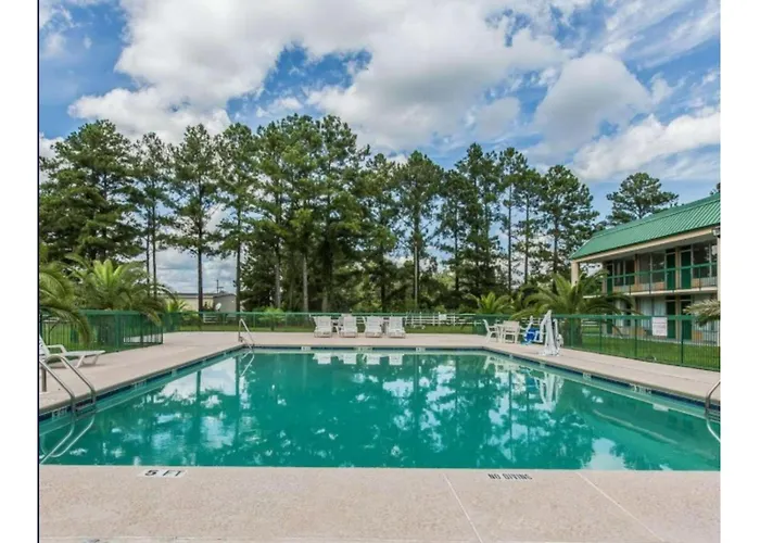 Travelers Inn Douglas By Oyo Us-441