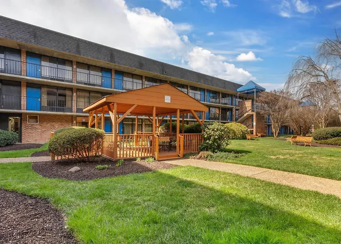 Suburban Studios Tysons Corner