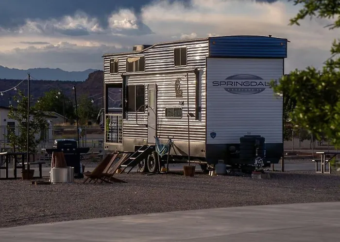 Tiny Home Lodge Near Zion And Bryce National Parks Hot Tub Coyote Moon