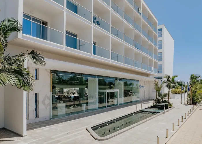 Seasons Hotel (Adults Only)
