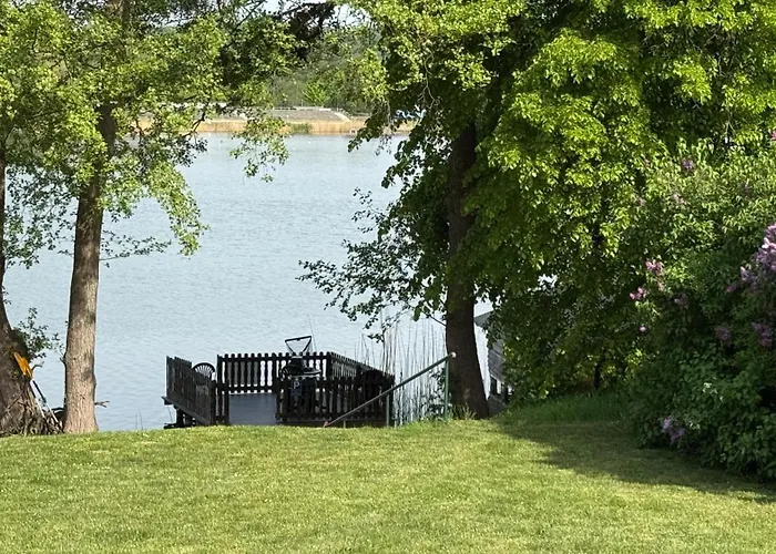 Wohnwagen direkt am See auf privatem Grundstück