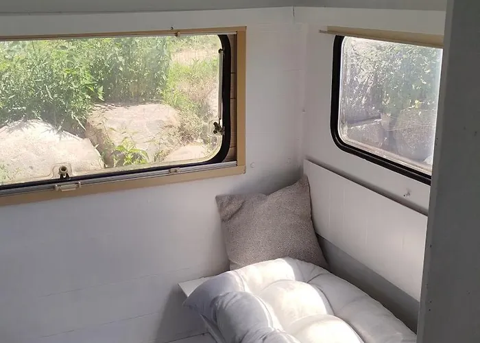 Heller Wohnwagen Auf Tierschutz Landhof Inmitten Der Natur