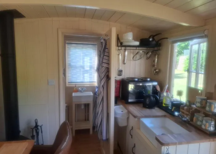 Hill Top Hideaway Shepherds Hut With Hot Tub