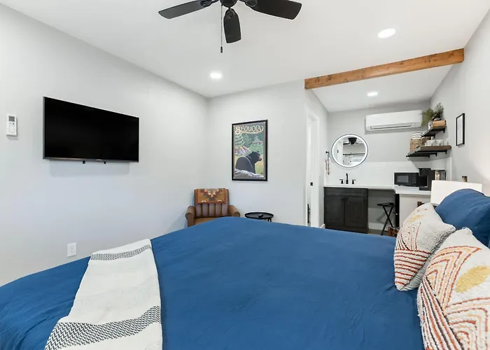 The Congress Sequoia Motel Rm6