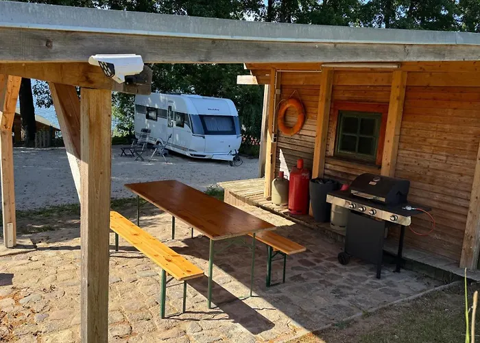 Wohnwagen direkt am See auf privatem Grundstück