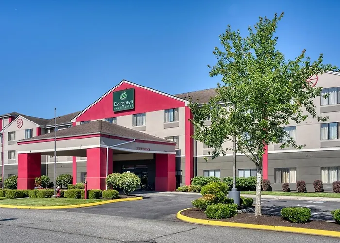 Evergreen Inn & Suites