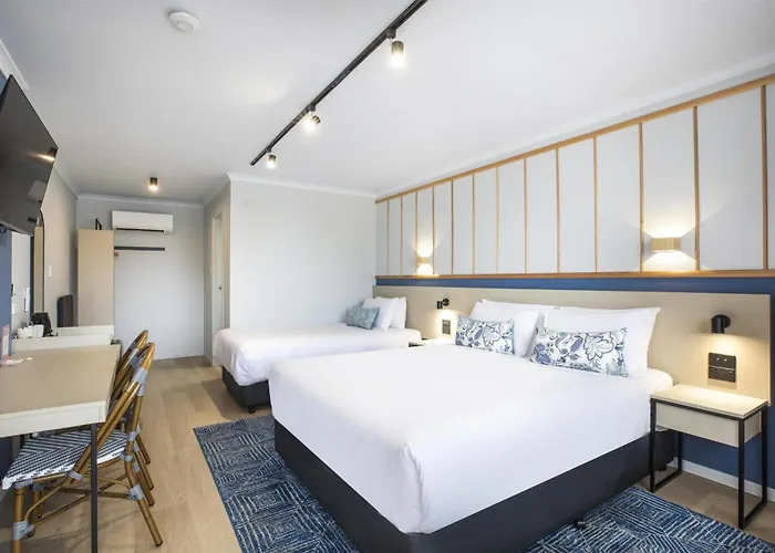 Nightcap At Queens Beach Hotel