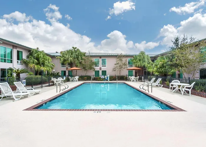Ramada By Wyndham Luling Kenner South
