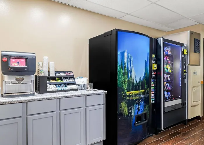 Super 8 By Wyndham La Crosse