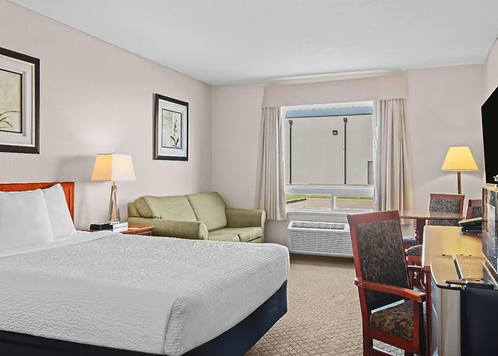 Days Inn & Suites By Wyndham Winkler
