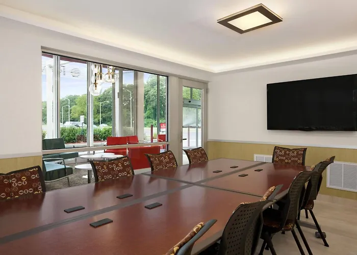 Ramada By Wyndham Rockville Centre