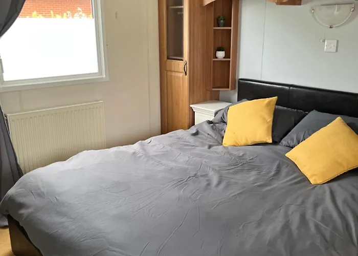 Cosy Caravan Near The Beach