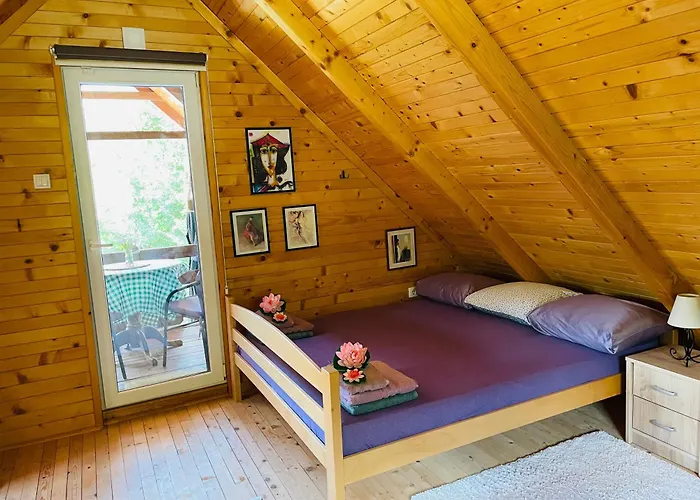 Property With Your Own Beach And Pool - Whispering Waters