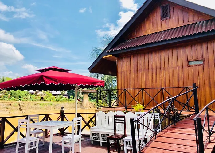 Merry Riverside Hotel