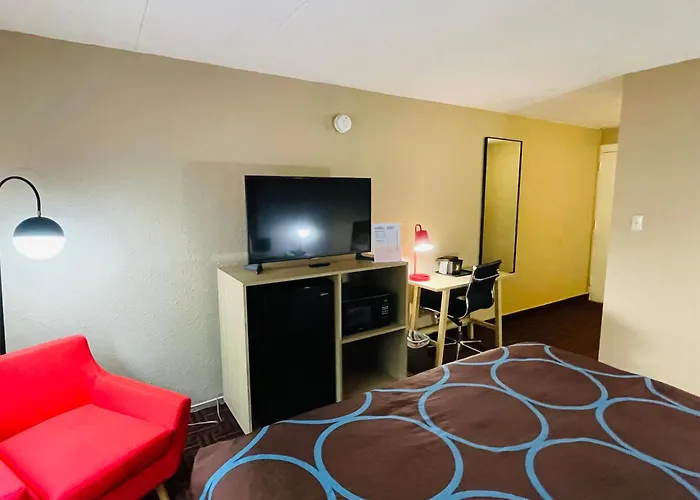 Super 8 By Wyndham Gloucester