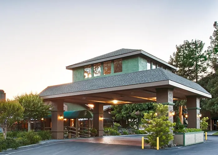 Best Western Plus Forest Park Inn