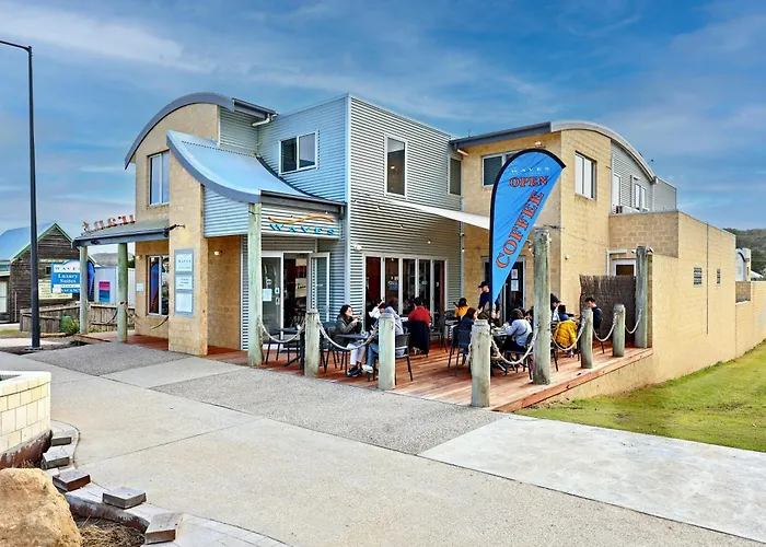 Waves Luxury Suites & Port Central Apartments