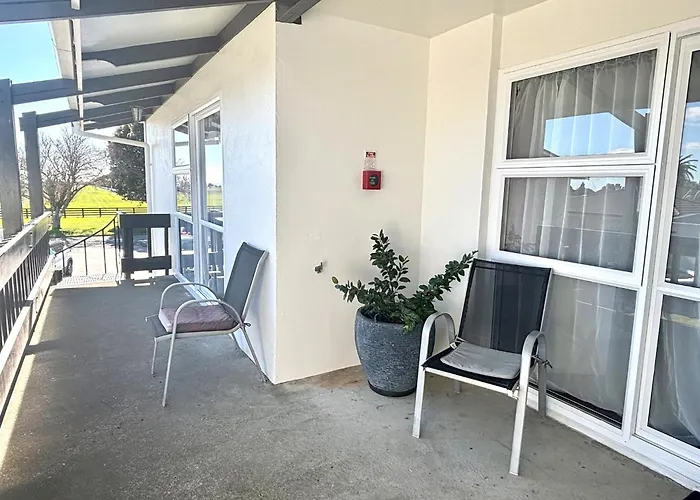 Parkside Motel And Apartments