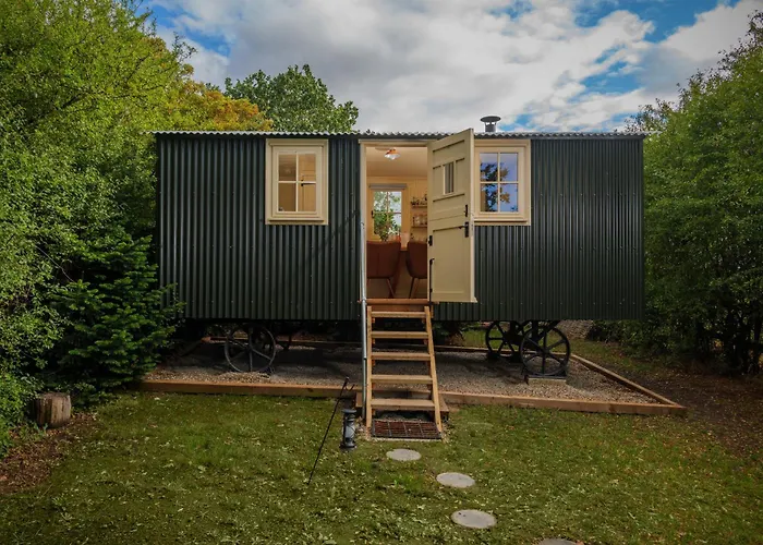 Hill Top Hideaway Shepherds Hut With Hot Tub