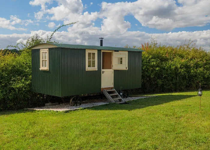 Hill Top Hideaway Shepherds Hut With Hot Tub