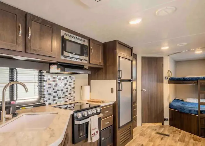 Parked Rv Travel Trailer Getaway Wi-Fi With Hookups