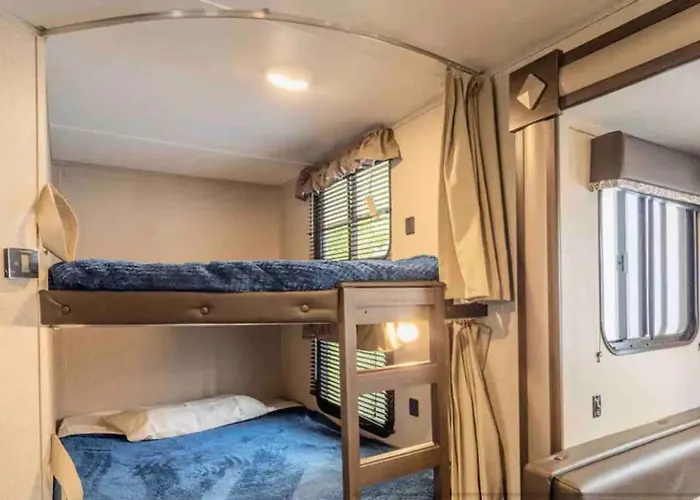 Parked Rv Travel Trailer Getaway Wi-Fi With Hookups