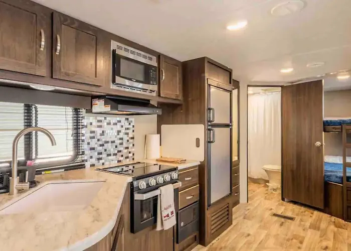 Parked Rv Travel Trailer Getaway Wi-Fi With Hookups