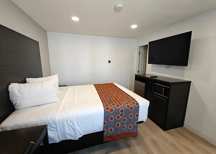 Casa Blanca Inn And Suites