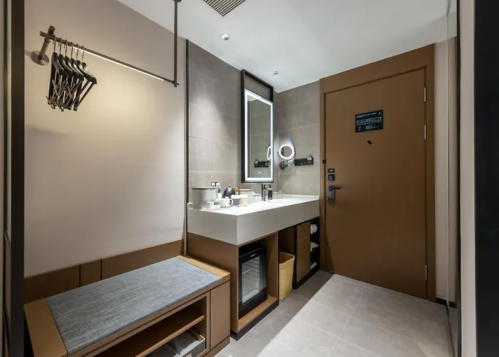 Atour Hotel Dongyang Jiangnan Renmin Road Subway Station
