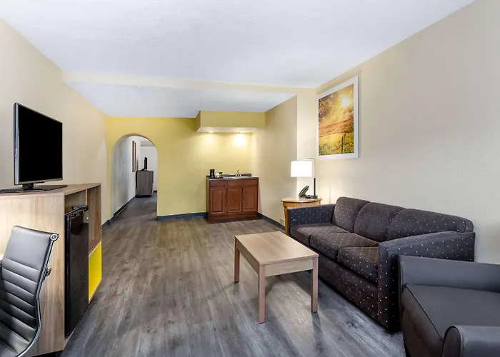 Days Inn & Suites By Wyndham Clovis