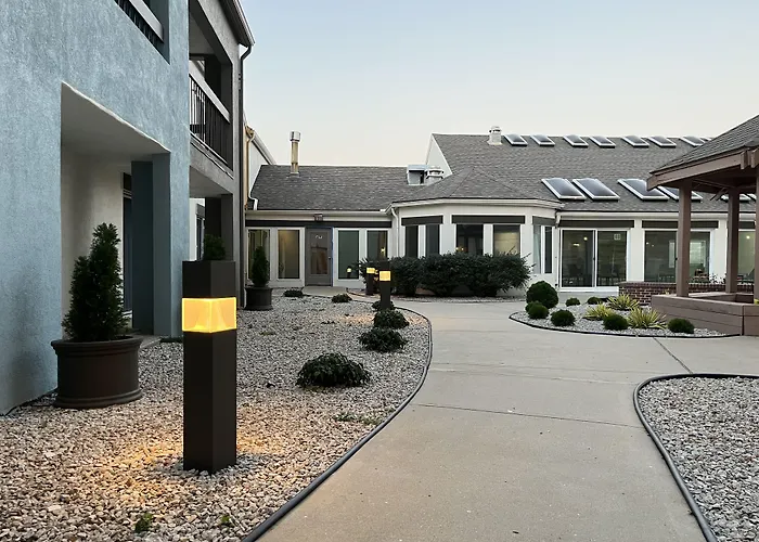 Orangewood Inn & Suites Kansas City Airport